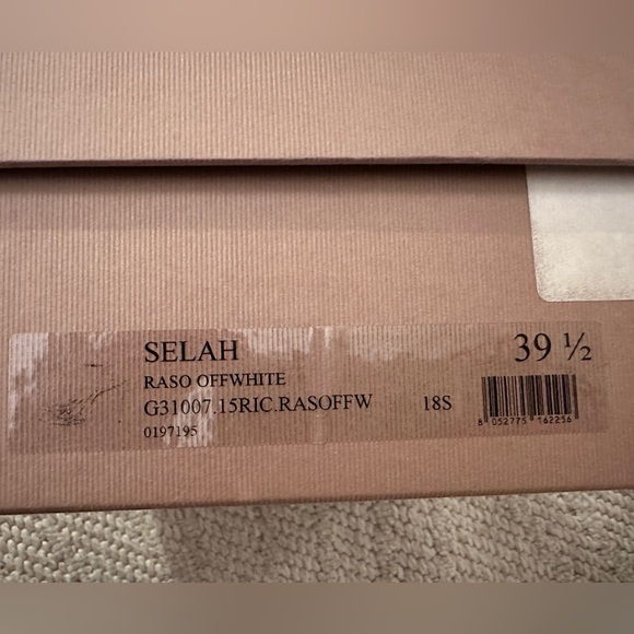 Gianvito Rossi Selah Off White Feather Embellished Satin Heels 39.5 US 8.5 - 9.5 - Picture 11 of 13